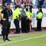 El asistente técnico uruguayo Pablo Quiroga (i) fue registrado este lunes, 1 de julio, durante el partido de cierre del grupo C de la Copa América 2024, en el estadio Arrowhead de Kansas City (Misuri, EE.UU.). EFE/William Purnell