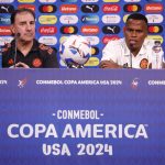 El seleccionador de Colombia, Néstor Lorenzo (i), y el centrocampista cafetero Jhon Arias (d) fueron registrados este viernes, 5 de julio, durante la rueda de prensa previa al partido de cuartos de final de la Copa América 2024 contra Panamá, en el estadio State Farm de Glendale (Arizona, EE.UU.). EFE/John G. Mabanglo