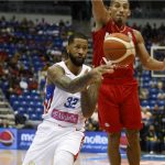 Christopher Ortiz (i) de Puerto Rico disputa el balón ante la defensa de Paul Stoll de México durante un juego de la semifinal del Torneo de Clasificación Olímpica FIBA. EFE/Thais Llorca