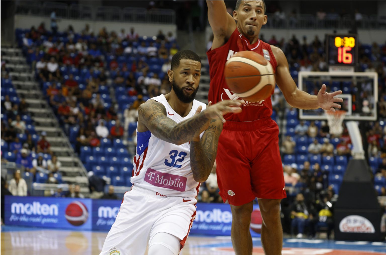 Christopher Ortiz (i) de Puerto Rico disputa el balón ante la defensa de Paul Stoll de México durante un juego de la semifinal del Torneo de Clasificación Olímpica FIBA. EFE/Thais Llorca