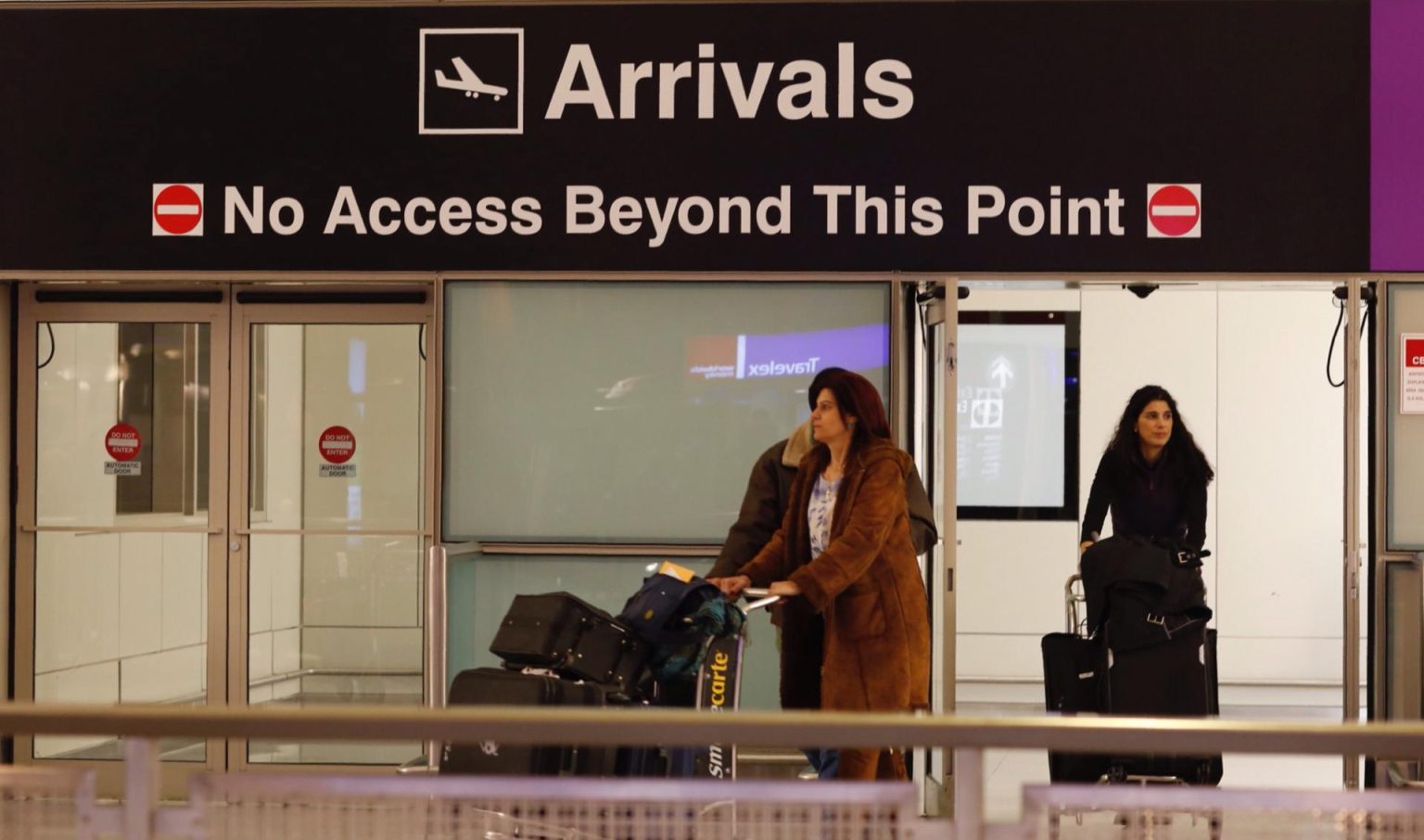 Pasajeros salen de la zona de aduana estadounidense en el área internacional del aeropuerto Logan en Boston (EE.UU.). Imagen de archivo. EFE/CJ GUNTHER