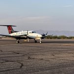 Fotografía donde se observa el avión privado donde fueron transportados Ismael "el Mayo" Zambada y Joaquín Guzmán López, en un aeropuerto privado este jueves, de Santa Teresa, Nuevo México (Estados Unidos). EFE/ César Contreras