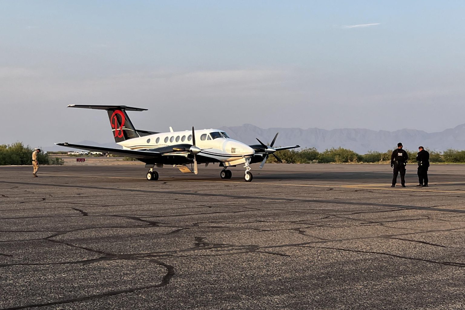 Fotografía donde se observa el avión privado donde fueron transportados Ismael "el Mayo" Zambada y Joaquín Guzmán López, en un aeropuerto privado este jueves, de Santa Teresa, Nuevo México (Estados Unidos). EFE/ César Contreras