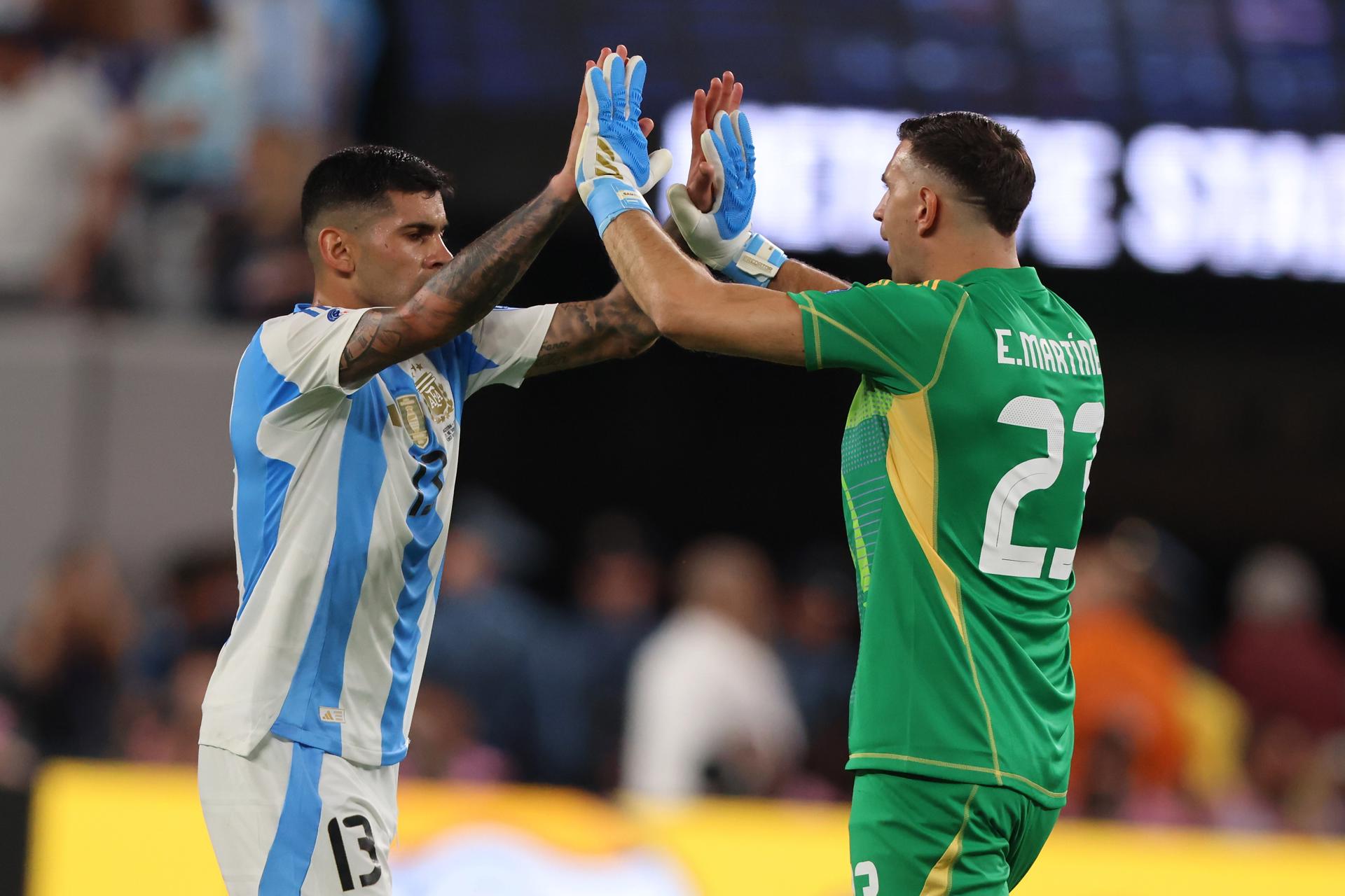 Fotografía de archivo del guardameta Emiliano Martínez (d) y del defensor Cristian 'Cuti' Romero (i), dos pilares de la selección de Argentina en la Copa América de Estados Unidos. EFE/EPA/Justin Lane
