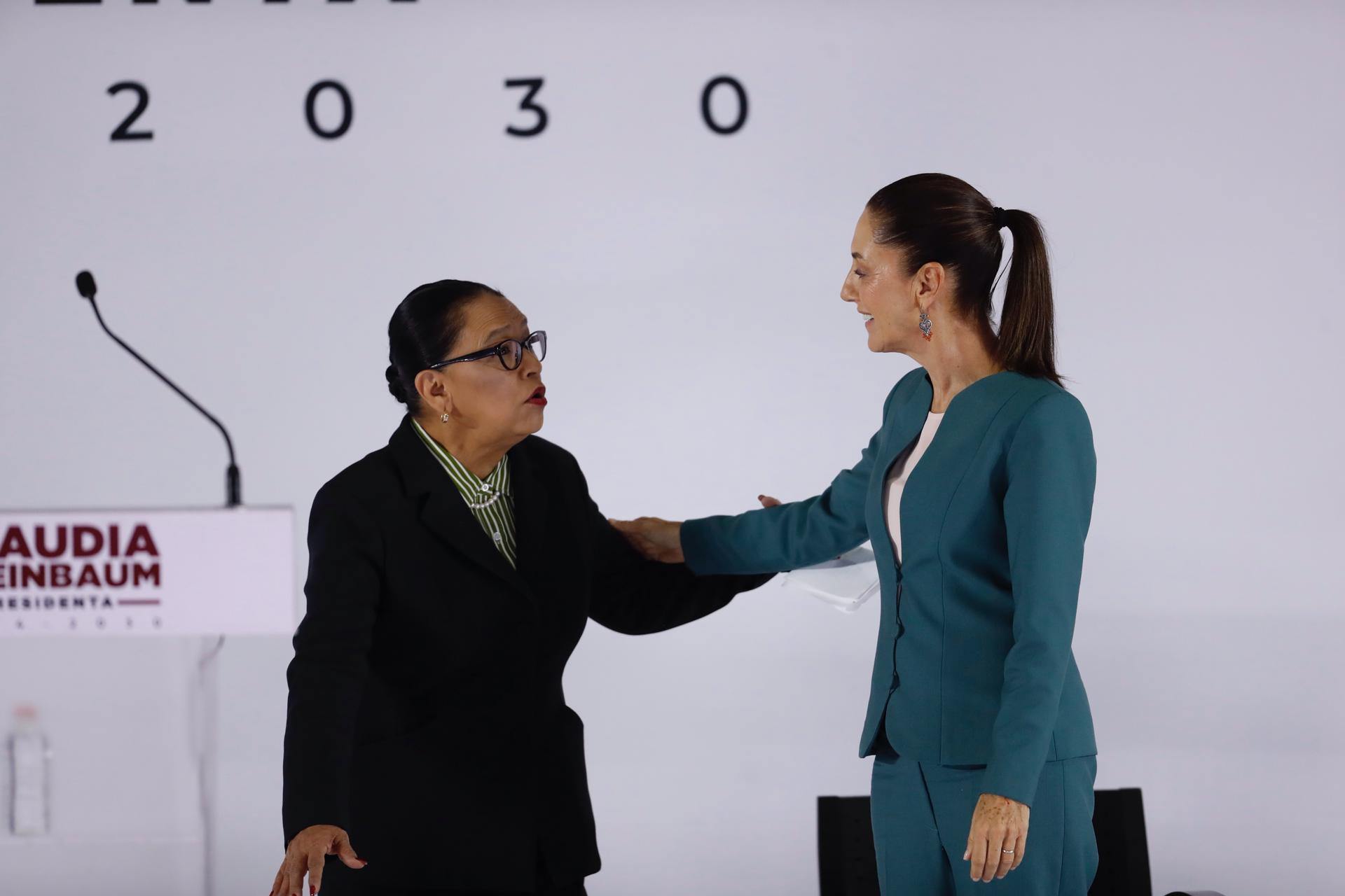 La actual secretaria de Seguridad de México, Rosa Icela Rodríguez (i), conversa con la presidenta Electa Claudia Sheinbaum (d), durante la presentación del gabinete este jueves en Ciudad de México (México). EFE/Sáshenka Gutiérrez
