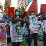 Imagen de archivo de padres y madres de estudiantes desaparecidos en Ayotzinapa que se manifiestan en Ciudad de México. EFE/José Pazos