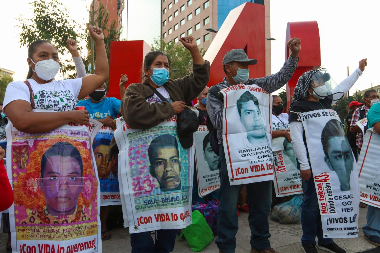 Imagen de archivo de padres y madres de estudiantes desaparecidos en Ayotzinapa que se manifiestan en Ciudad de México. EFE/José Pazos