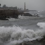 Fotografía que muestra el intenso oleaje, ante el avance del huracán Beryl, este martes en Santo Domingo (República Dominicana). EFE/ Orlando Barría