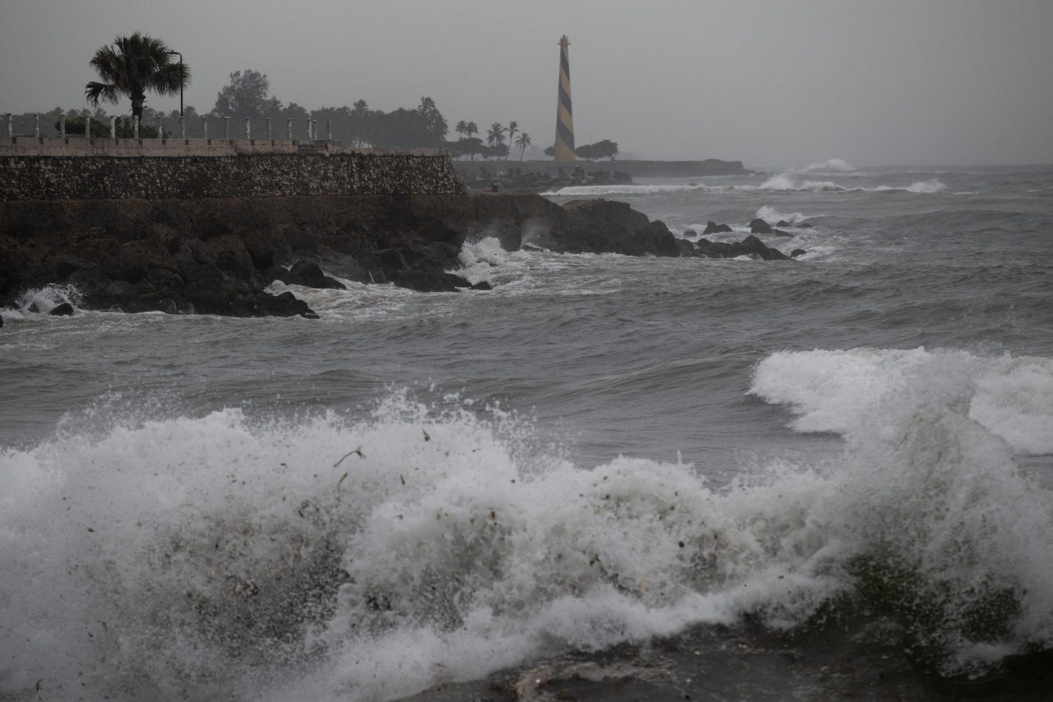 Fotografía que muestra el intenso oleaje, ante el avance del huracán Beryl, este martes en Santo Domingo (República Dominicana). EFE/ Orlando Barría