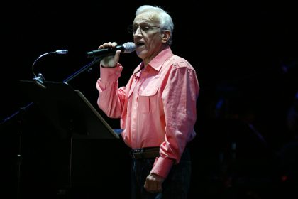 Fotografía de archivo que muestra al cantautor puertorriqueño Antonio Cabán Vale durante una presentación, el 29 de enero de 20212, en San Juan (Puerto Rico). EFE/ Thais Llorca
