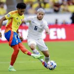 Johan Mojica (i) de Colombia en acción contra Cristian Martínez (d) de Panamá durante la Copa América 2024. EFE/EPA/JUAN G. MABANGLO