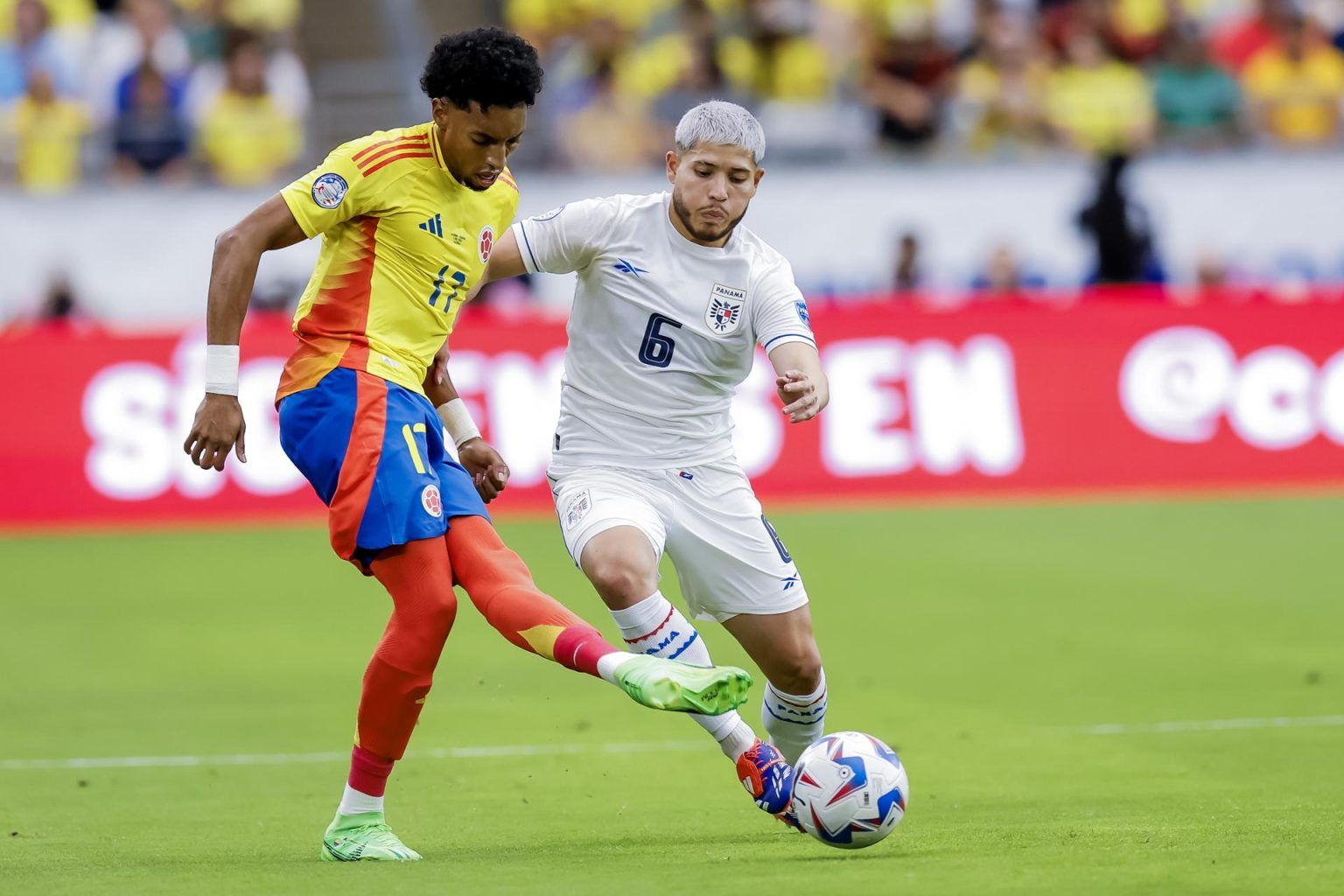 Johan Mojica (i) de Colombia en acción contra Cristian Martínez (d) de Panamá durante la Copa América 2024. EFE/EPA/JUAN G. MABANGLO