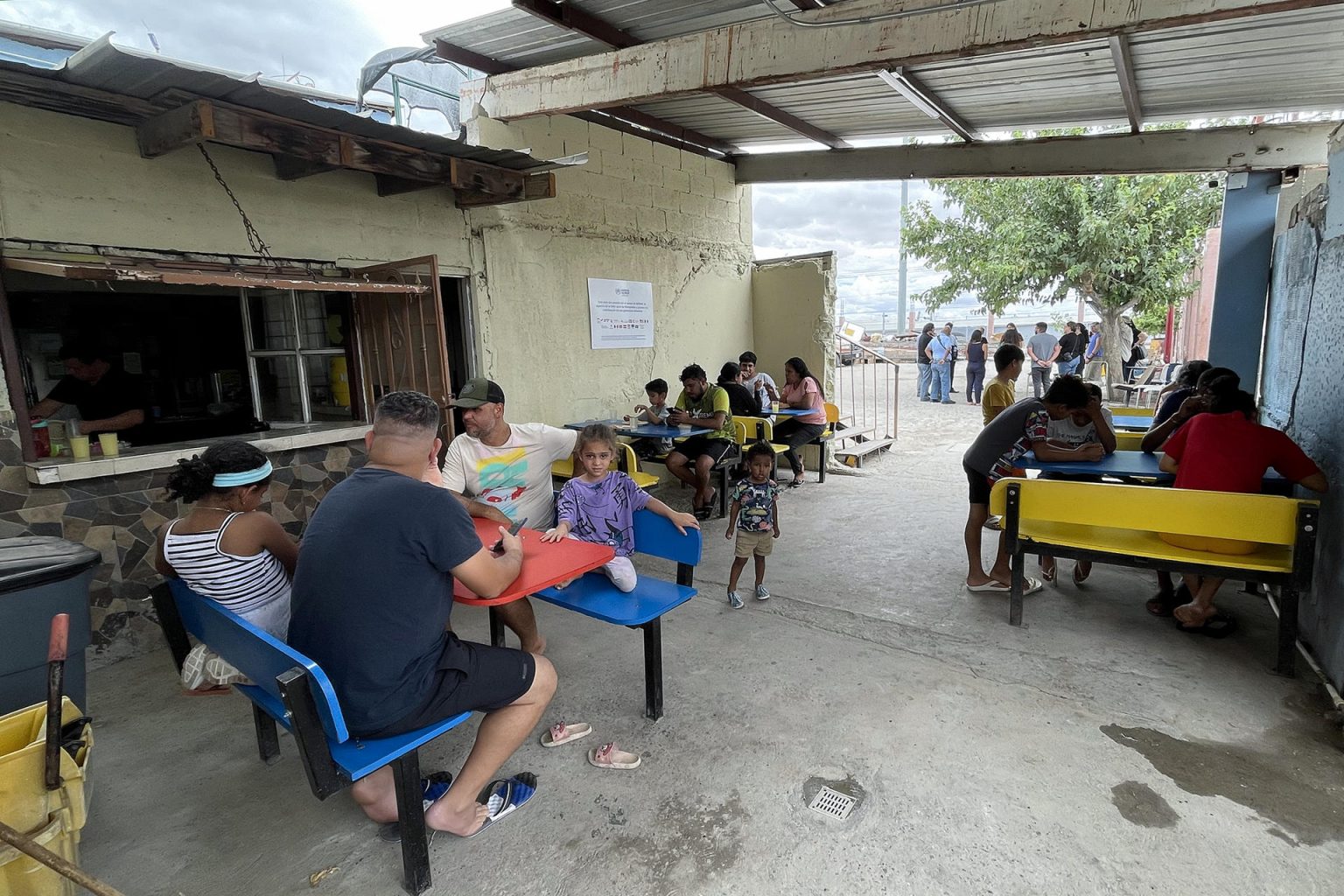 Migrantes descansan en el albergue 'Vida' a orillas del Río Bravo, el 1 de julio de 2024 en Ciudad Juárez (México). EFE/ Luis Torres