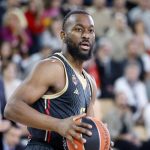 Fotografía de archivo en la que se registró al base estadounidense Kemba Walker, al actuar para el equipo AS Mónaco, durante un partido de la Euroliga de baloncesto, en el estadio Louis II de Mónaco. Walker, estrella de la NBA entre 2011 y 2023, anuncia su retiro como jugador profesional. EFE/Sebastien Nogier