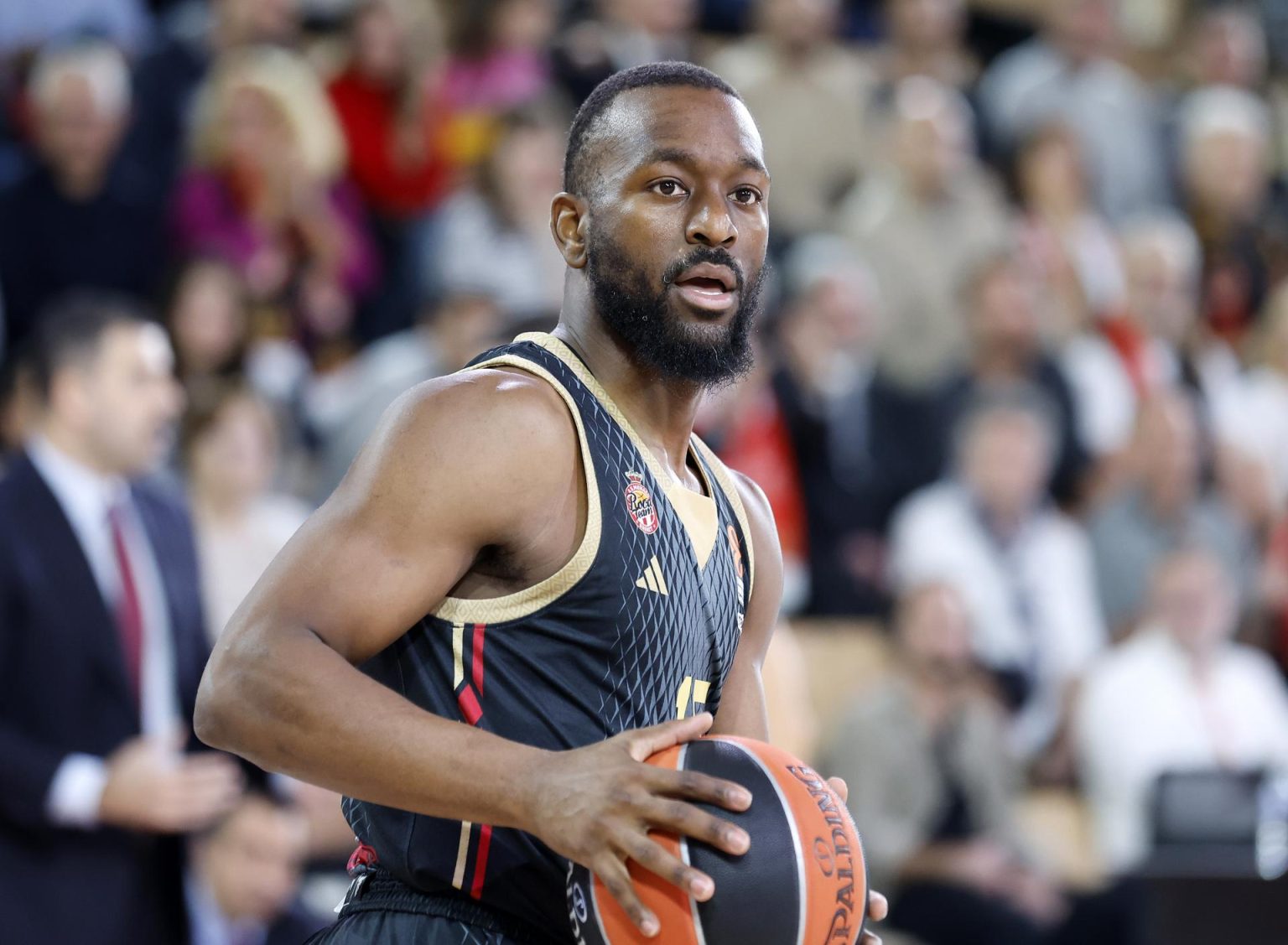 Fotografía de archivo en la que se registró al base estadounidense Kemba Walker, al actuar para el equipo AS Mónaco, durante un partido de la Euroliga de baloncesto, en el estadio Louis II de Mónaco. Walker, estrella de la NBA entre 2011 y 2023, anuncia su retiro como jugador profesional. EFE/Sebastien Nogier