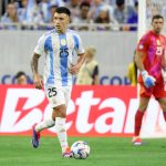 El defensor argentino Lisandro Martínez (i), con su compañero y guardameta, Emiliano Martínez (al fondo), fueron registrados este jueves, 4 de julio, al enfrentar a Ecuador durante el primer partido de los cuartos de final de la Copa América 2024, en el estadio NRG de Houston (Texas, EE.UU.). EFE/Leslie Plaza