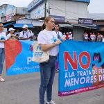 Varias personas participan de una caminata binacional con motivo del Día Internacional contra la Trata de Personas, este martes en la localidad fronteriza de Paso Canoas (Panamá). EFE/ Marcelino Rosario