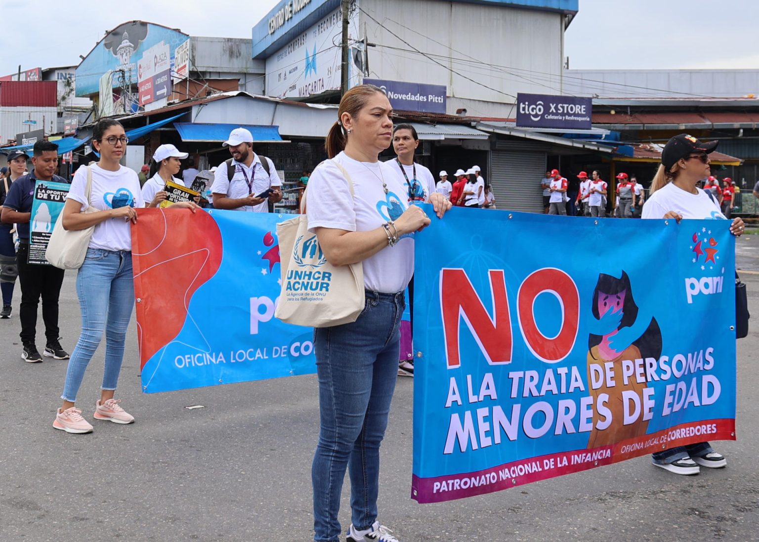 Varias personas participan de una caminata binacional con motivo del Día Internacional contra la Trata de Personas, este martes en la localidad fronteriza de Paso Canoas (Panamá). EFE/ Marcelino Rosario