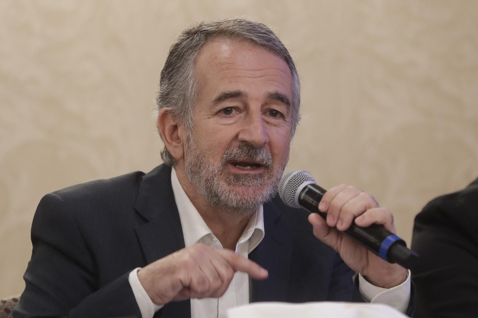 El director de la organización El Poder del Consumidor, Alejandro Calvillo, participa en una conferencia de prensa este martes, en Ciudad de México (México). EFE/Isaac Esquivel