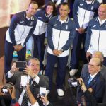 El presidente de Guatemala, Bernardo Arévalo de León (i-abajo), fue registrado este miércoles, 3 de julio, al tomarse una fotografía con la delegación de deportistas de su país que competirán en los Juegos Olímpicos de París 2024, en Ciudad de Guatemala (Guatemala).. EFE/ Fernando Ruiz