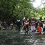 Fotografía de archivo que muestra a migrantes haitianos en su camino hacia Panamá por el Tapón del Darién en Acandi (Colombia). EFE/ Mauricio Dueñas Castañeda