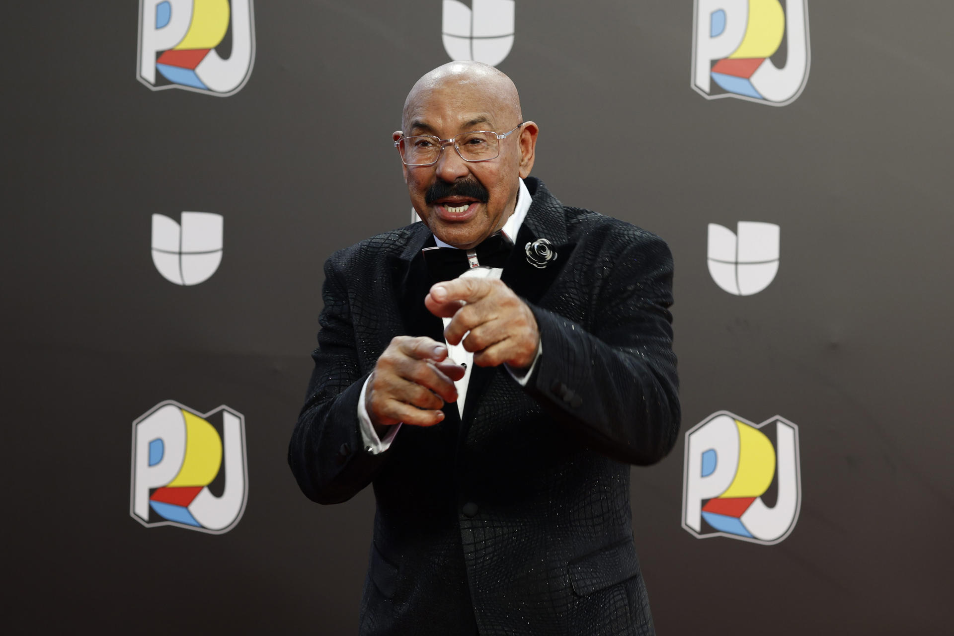 El músico venezolano Oscar D'Leon posa en la alfombra roja de los Premios Juventud este jueves, en el coliseo José Miguel Agrelot en San Juan (Puerto Rico). EFE/ Thais Llorca
