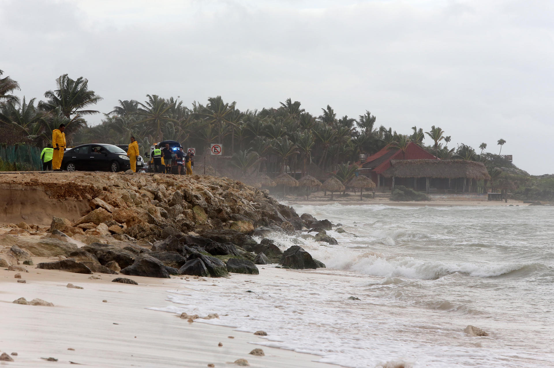 Personal de Protección Civil, Ejercito Mexicano y Policías del Estado realizan rondas de vigilancia este viernes, en playas de Tulum en Quintana Roo (México). EFE/Alonso Cupul
