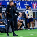 El seleccionador de Canadá, Jesse Marsch, fue registrado este viernes, 5 de julio, durante el segundo partido de los cuartos de final de la Copa América 2024 contra Venezuela, en el estadio AT&T de Arlington (Texas, EE.UU.). EFE/Kevin Jairaj