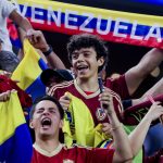Aficionados venezolanos trasladaron este viernes su alegría a las tribunas del AT&T Stadium de Arlington (Texas)  donde se jugará el segundo partido de los cuartos de final de la Copa América.EFE/EPA/Kevin Jairaj.