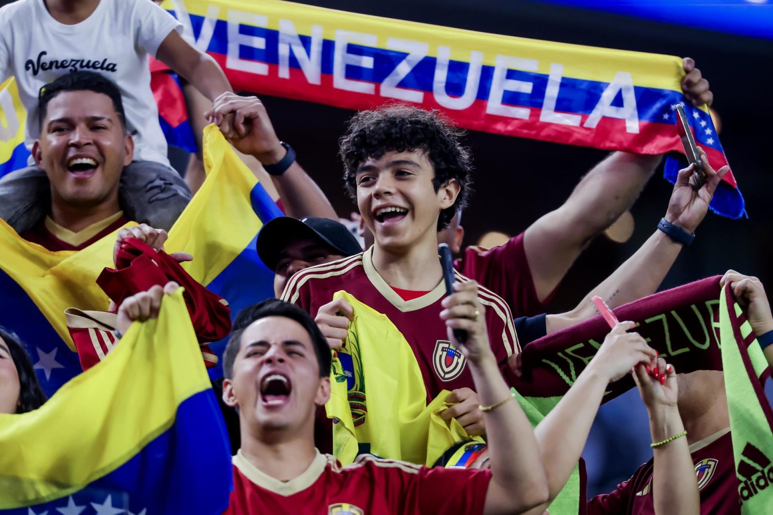 Aficionados venezolanos trasladaron este viernes su alegría a las tribunas del AT&T Stadium de Arlington (Texas)  donde se jugará el segundo partido de los cuartos de final de la Copa América.EFE/EPA/Kevin Jairaj.