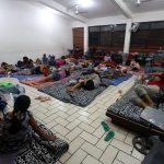 Un grupo de personas permanecen en un refugio debido a la aproximación del ciclón Beryl, el jueves en el municipio de Tulum, Quintana Roo (México). EFE/Alonso Cupul