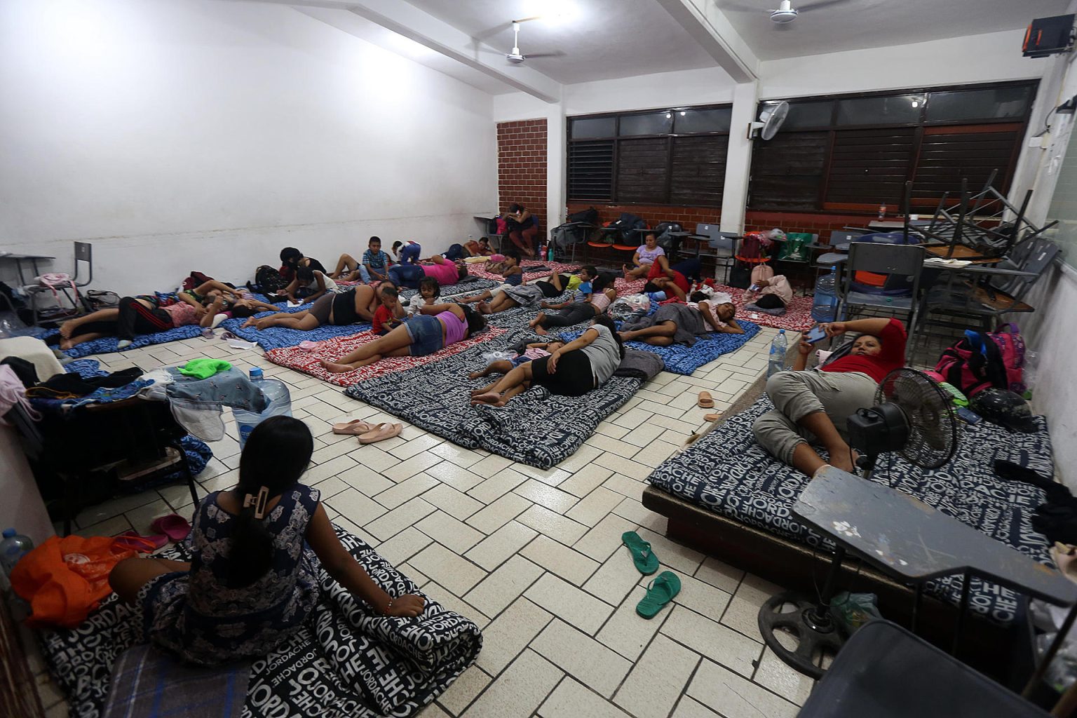 Un grupo de personas permanecen en un refugio debido a la aproximación del ciclón Beryl, el jueves en el municipio de Tulum, Quintana Roo (México). EFE/Alonso Cupul