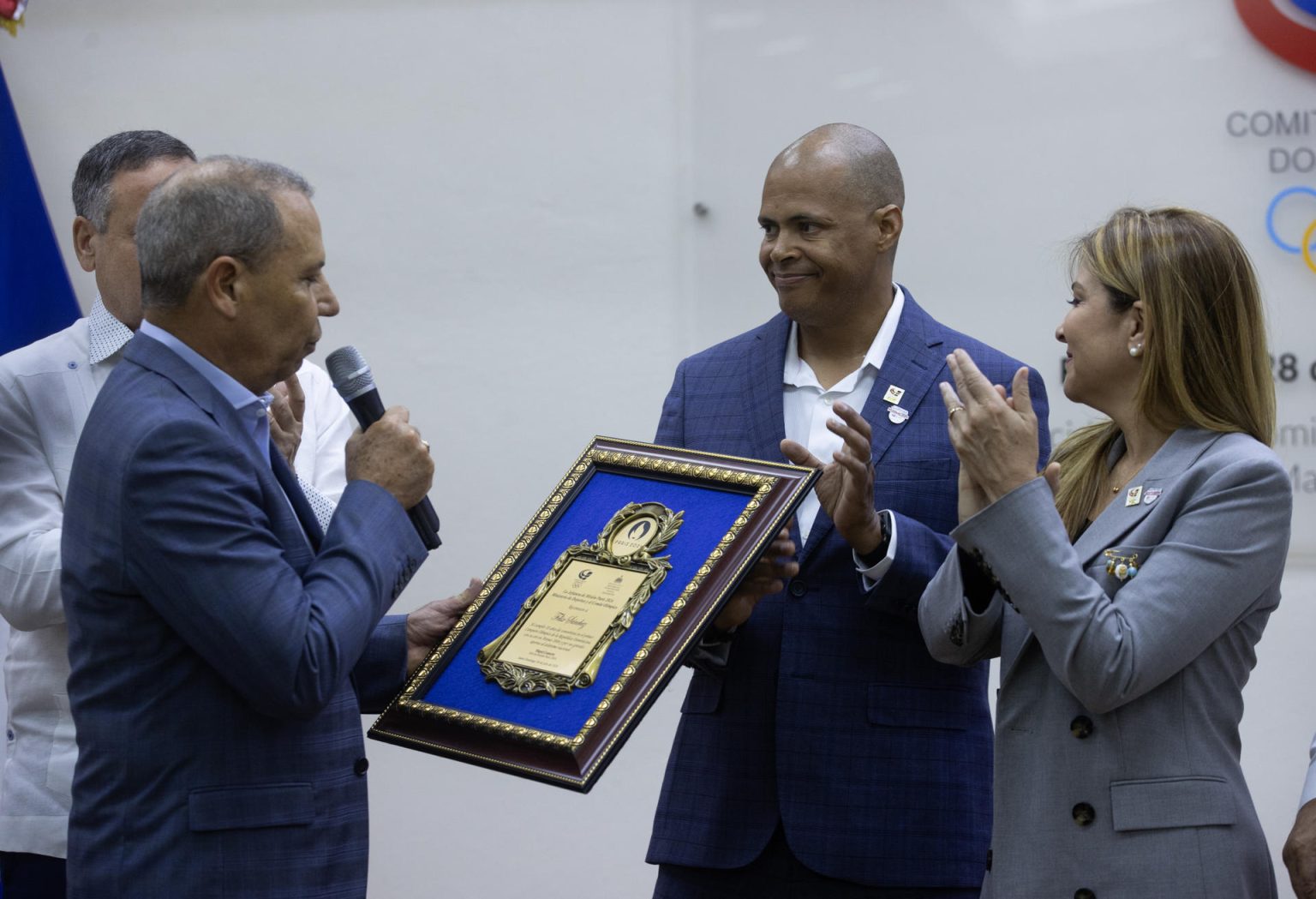 El atleta dominicano Félix Sánchez (2-d) fue registrado este jueves, 4 de julio, al ser homenajeado en la sede del Comité Olímpico Dominicano, en Santo Domingo (República Dominicana). EFE/Orlando Barría