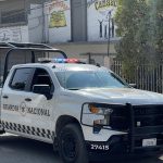 Elementos de la Guardia Nacional resguardan la zona donde cuatro personas fueron asesinadas dentro de una vivienda, en la colonia Aztecas en Ciudad Juárez, Chihuahua (México). EFE/Luis Torres