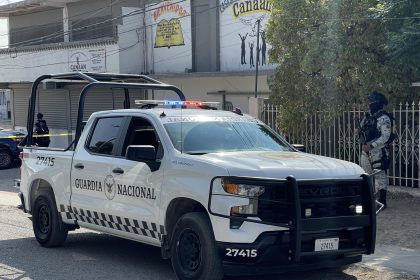 Elementos de la Guardia Nacional resguardan la zona donde cuatro personas fueron asesinadas dentro de una vivienda, en la colonia Aztecas en Ciudad Juárez, Chihuahua (México). EFE/Luis Torres