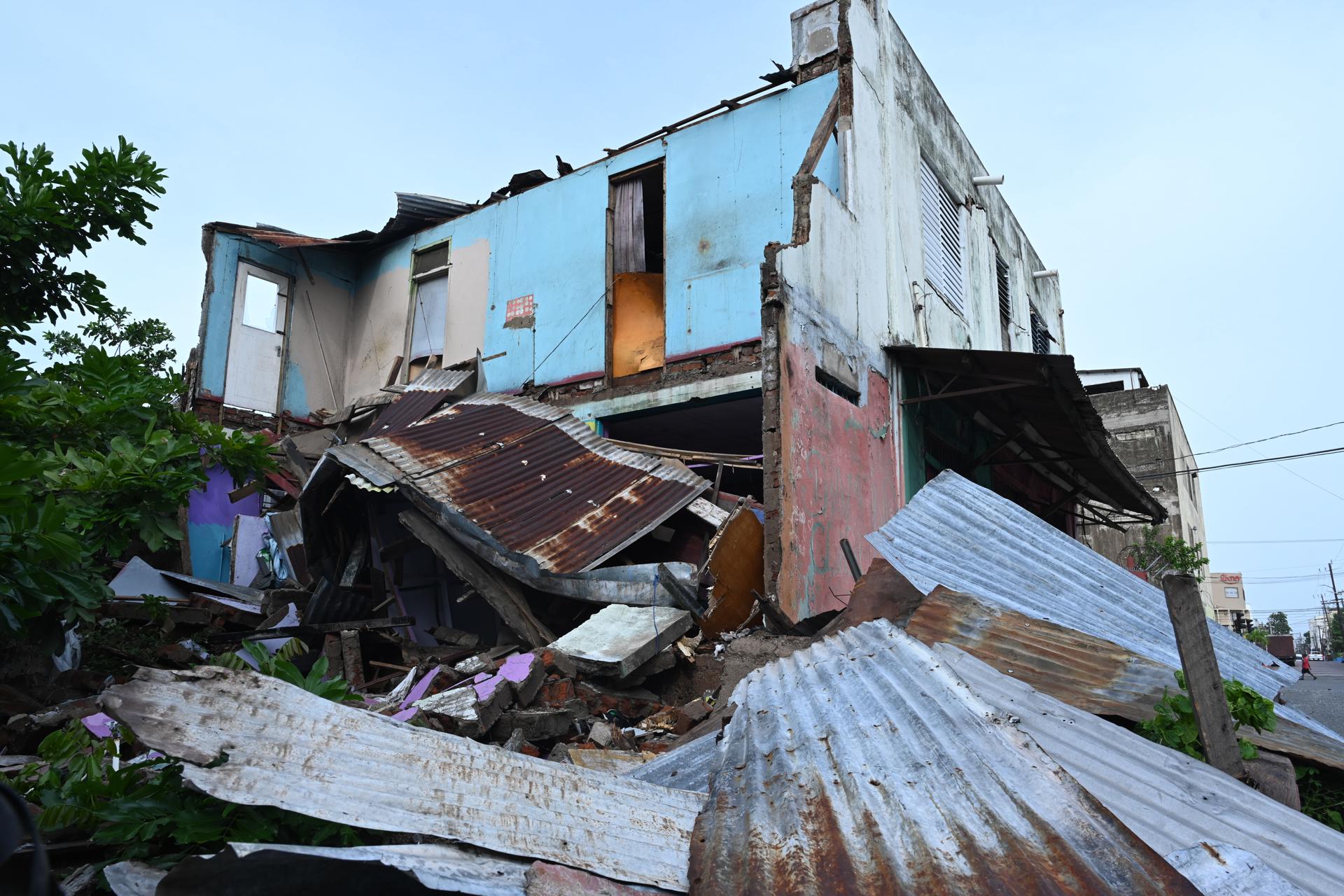 Fotografía de una casa dañada debido al paso del huracán Beryl este jueves en Kingston (Jamaica). EFE/Rudolph Brown
