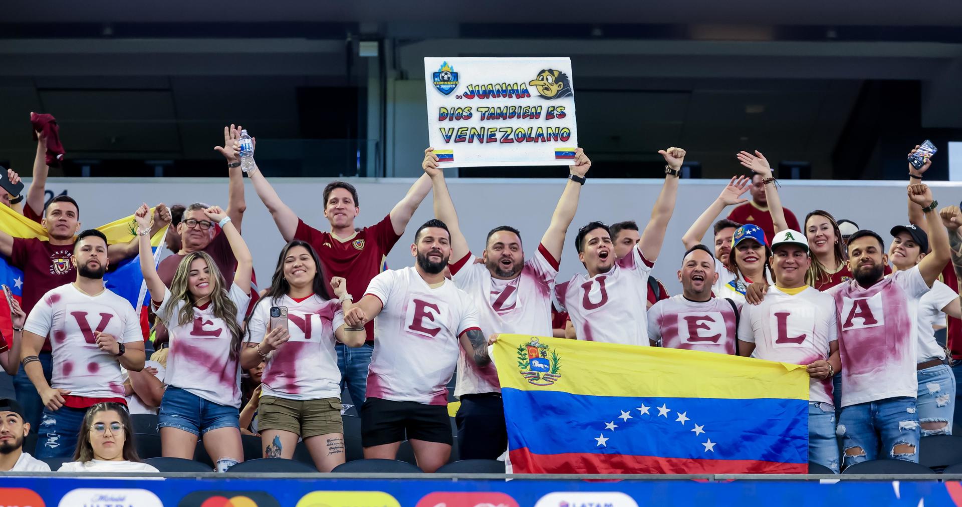 Hinchas venezolanos aguardan este viernes el comienzo del partido de cuartos de final de la Copa América con Canadá en el AT&T Stadium de Arlington (Texas). EFE/EPA/Kevin Jairaj
