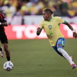 El delantero brasileño Raphinha (d) fue registrado el pasado 2 de julio la superar la marca del lateral colombiano Daniel Muñoz (i), durante el partido de cierre del grupo D de la Copa América 2024, en el Levi's Stadium de Santa Clara (California, EE.UU.). EFE/John G. Mabanglo