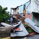 Fotografía de una casa dañada debido al paso del huracán Beryl el jueves en Kingston (Jamaica). EFE/Rudolph Brown