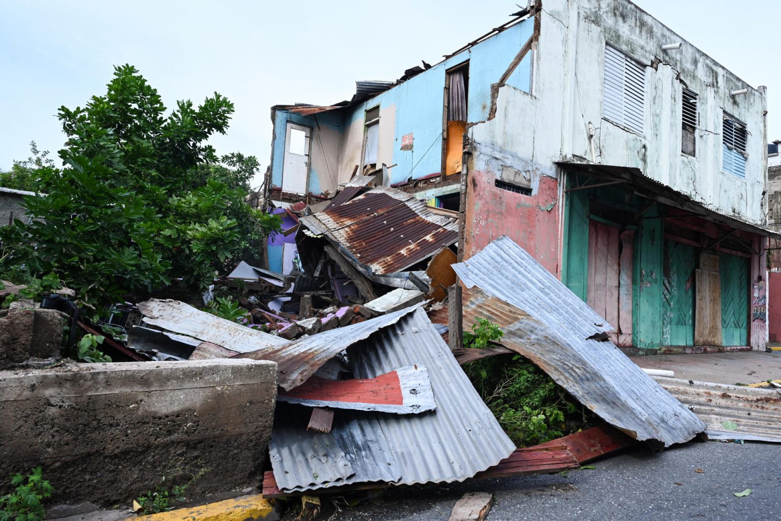 Fotografía de una casa dañada debido al paso del huracán Beryl el jueves en Kingston (Jamaica). EFE/Rudolph Brown