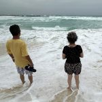 Dos personas observan el oleaje debido a la proximidad de la tormenta tropical 'Beryl' en Cancún (México). EFE/Alonso Cupul