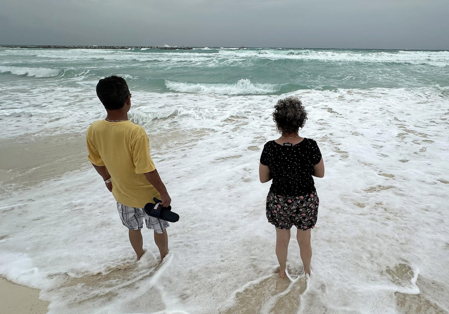 Dos personas observan el oleaje debido a la proximidad de la tormenta tropical 'Beryl' en Cancún (México). EFE/Alonso Cupul