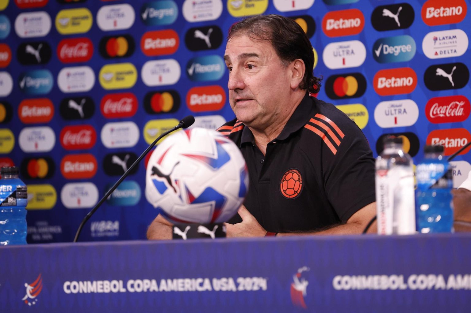 Néstor Lorenzo, entrenador principal de Colombia, responde a preguntas durante una conferencia de prensa en Glendale, Arizona, EE.UU. EFE/EPA/JUAN G. MABANGLO