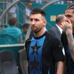 Lionel Messi (i) de Argentina y Rodrigo de Paul (d) conversan en la Copa América 2024. EFE/EPA/CRISTÓBAL HERRERA-ULASHKEVICH
