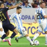 El atacante y capitán de la selección argentina de fútbol, Lionel Messi (c), fue registrado este jueves, 4 de julio, al disputar un balón con el centrocampista ecuatoriano Alan Franco (i), durante el primer partido de los cuartos de final de la Copa América 2024, en el estadio NRG de Houston (Texas, EE.UU.). EFE/Leslie Plaza