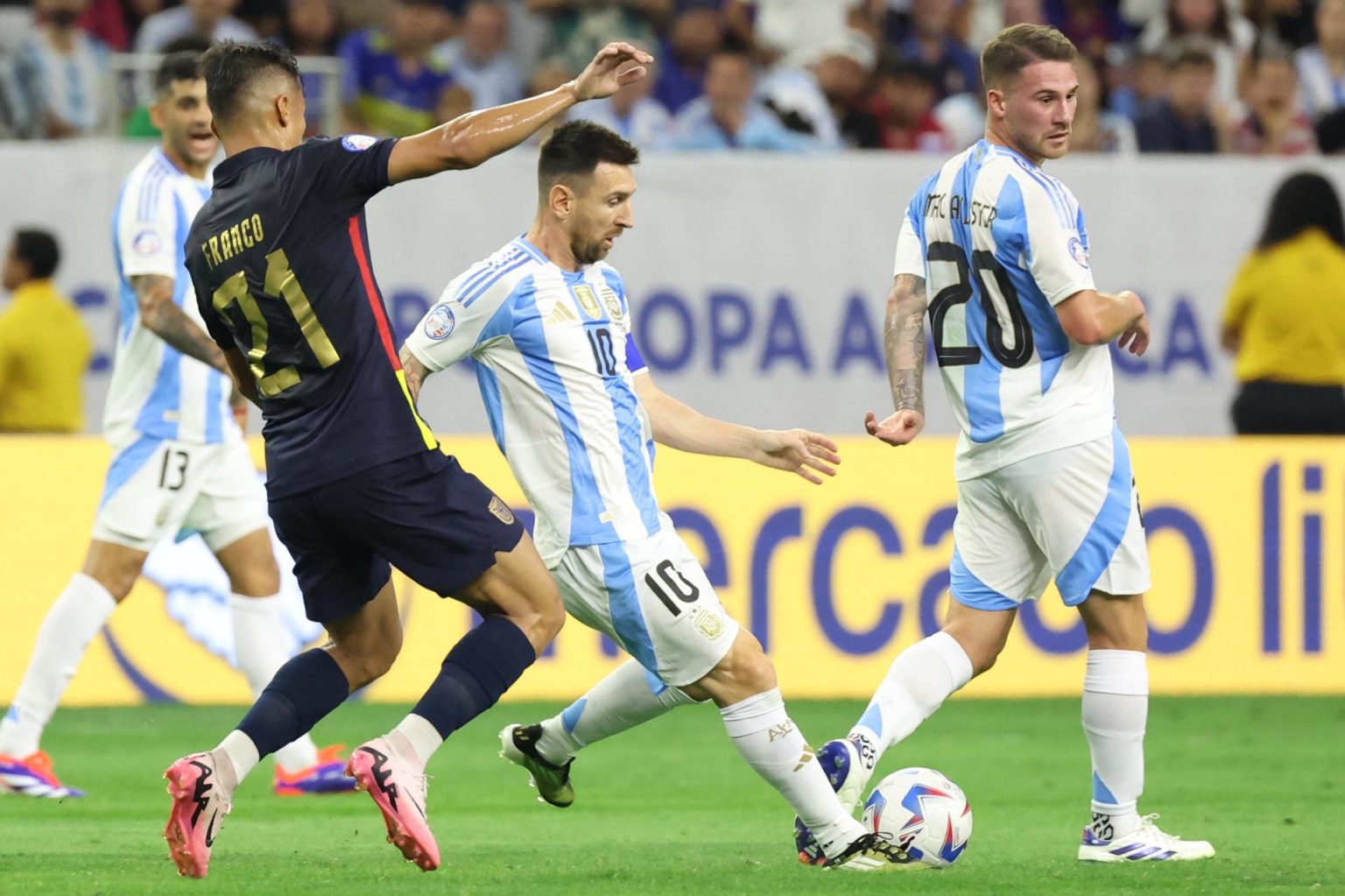 El atacante y capitán de la selección argentina de fútbol, Lionel Messi (c), fue registrado este jueves, 4 de julio, al disputar un balón con el centrocampista ecuatoriano Alan Franco (i), durante el primer partido de los cuartos de final de la Copa América 2024, en el estadio NRG de Houston (Texas, EE.UU.). EFE/Leslie Plaza