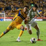 Ozziel Herrera (i) de Tigres disputa el balón con Agustin Oliveeros (d) de Necaxa durante un partido correspondiente a la jornada una del Torneo Apertura 2024. EFE/Miguel Sierra