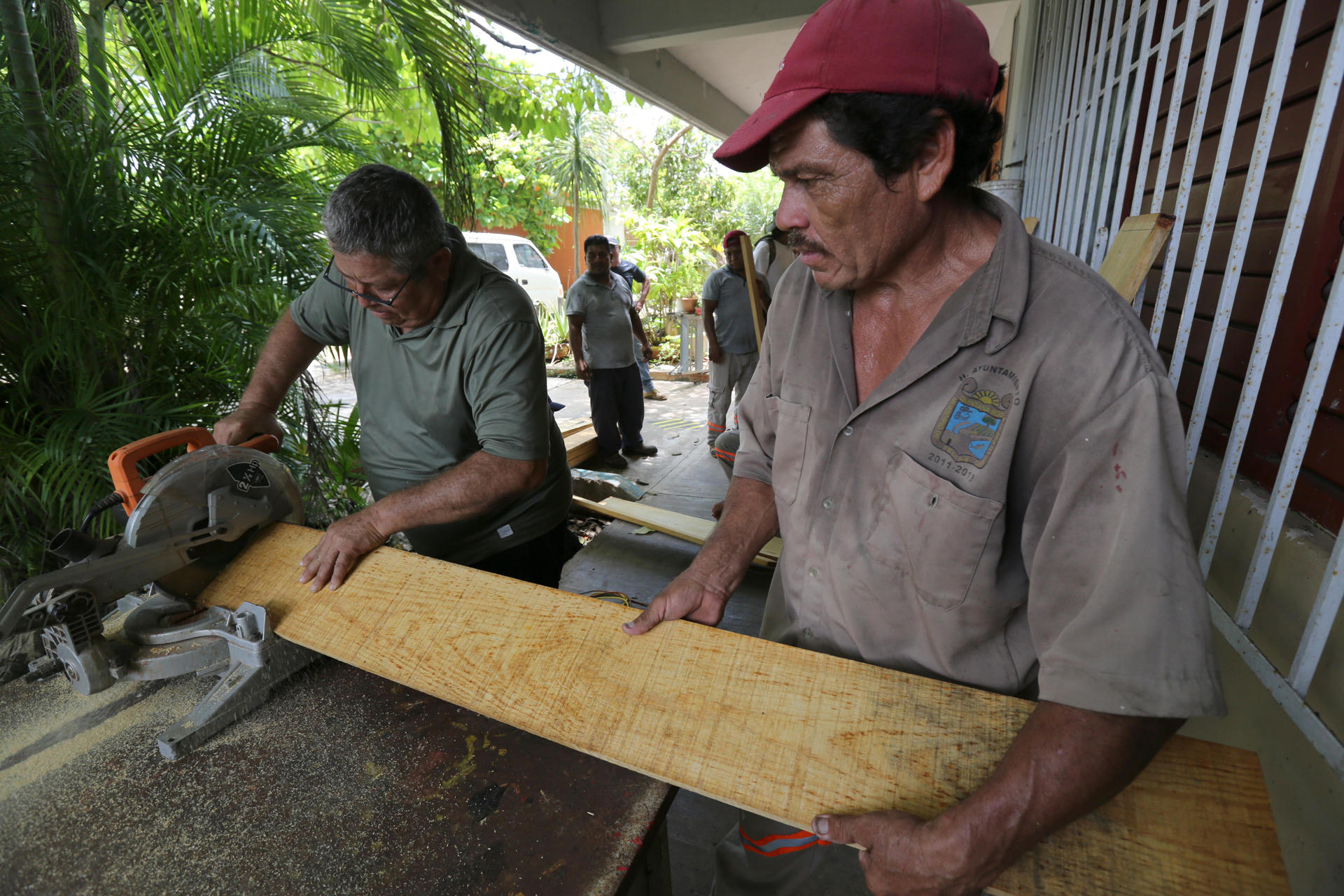 Pobladores refuerzan con madera sus viviendas este jueves en el municipio de Felipe Carrillo Puerto en Quintana Roo (México). EFE/Alonso Cupul
