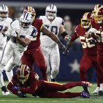 LWS105. ARLINGTON (EE.UU.), 30/11/2017.- El jugador de los Dallas Cowboys Alfred Morris (L) en acción contra el jugador de los Washington Redskins D.J. Swearinger (d) durante un partido de la Liga Nacional de Fútbol Americano (NFL) disputado entre Washington Redskins y Dallas Cowboys hoy, jueves 30 de noviembre de 2017, en Arlington, Texas (EE.UU.). EFE/LARRY W. SMITH