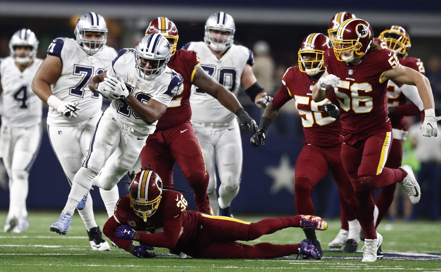 LWS105. ARLINGTON (EE.UU.), 30/11/2017.- El jugador de los Dallas Cowboys Alfred Morris (L) en acción contra el jugador de los Washington Redskins D.J. Swearinger (d) durante un partido de la Liga Nacional de Fútbol Americano (NFL) disputado entre Washington Redskins y Dallas Cowboys hoy, jueves 30 de noviembre de 2017, en Arlington, Texas (EE.UU.). EFE/LARRY W. SMITH